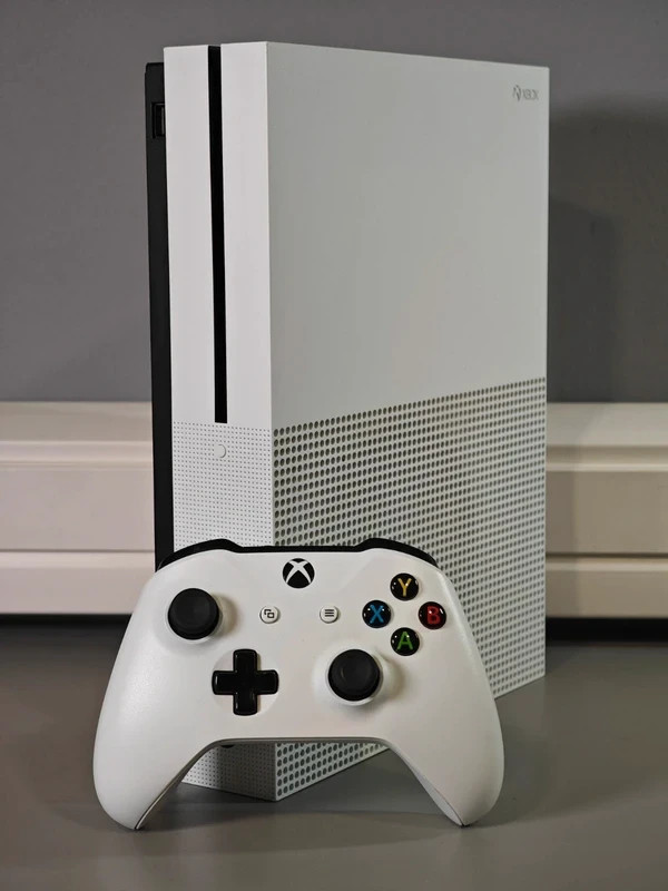 Console Microsoft Xbox One S Blanche 500Go avec une manette-